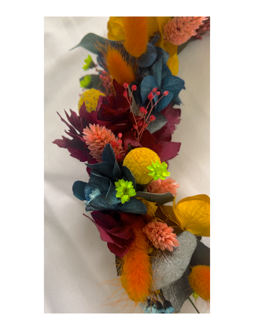 Couronne florales avec fleurs rouges, oranges et jaunes